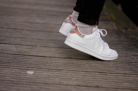 Stan Smith aux pieds le regard froid