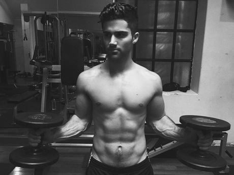 SEXY : Max Ehrich sur Instagram