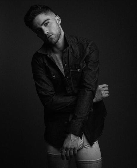 SEXY : Max Ehrich sur Instagram