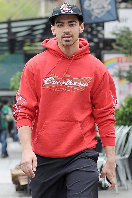 STYLE : Joe Jonas and his Overthrow red hoodie