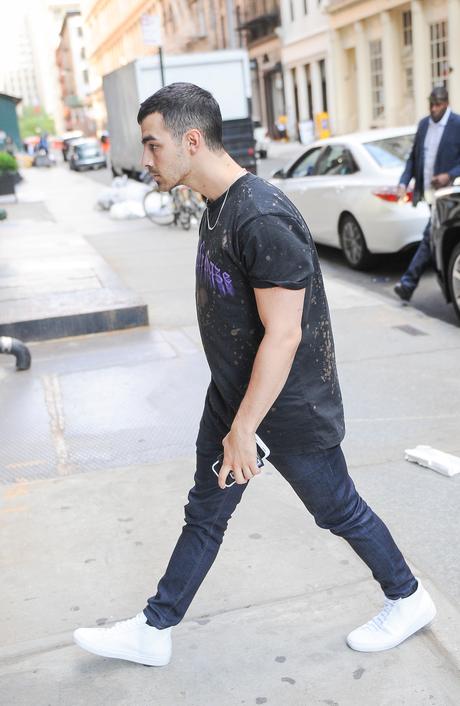 STYLE : Joe Jonas in NY with a Palm Angels tee