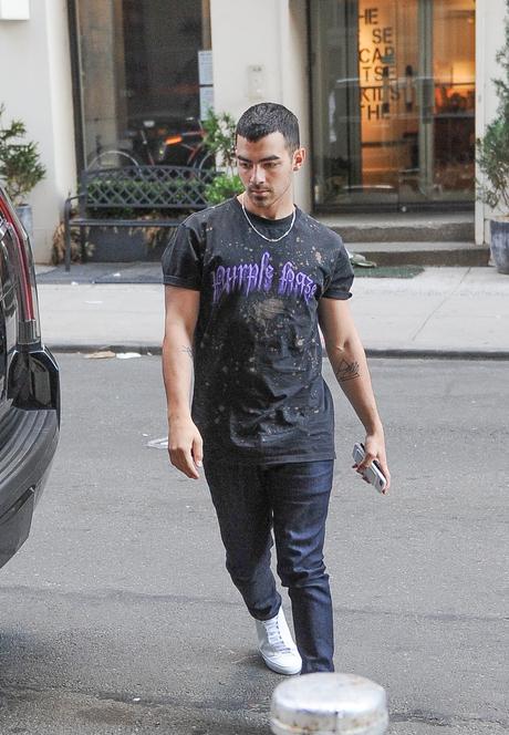 STYLE : Joe Jonas in NY with a Palm Angels tee