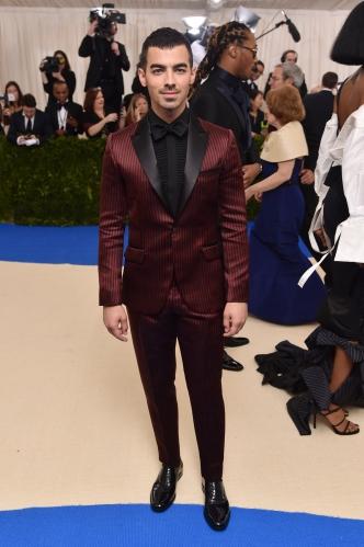 STYLE : Joe Jonas, the Met Gala 2017’s Most Elegant Red Carpet Fashion Look