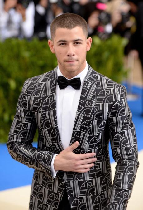 STYLE : Nick Jonas at the Met gala with a Ralph Lauren silk tuxedo