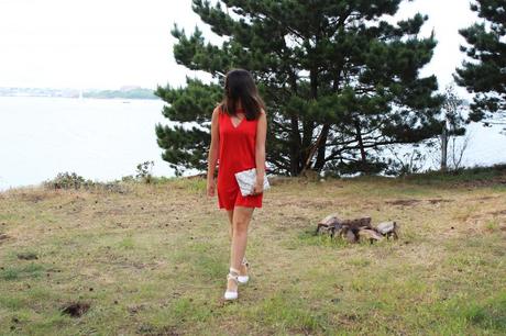 robe rouge coquelicot boohoo et pochette bohème