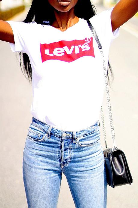 printed-tee-high-waist-jeans-trending-fashion-blogger