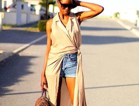 layering-d'ete-avec-une-robe-portee-sur-un-short-jeans