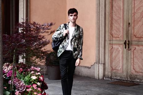 BLOG_MODE_HOMME_STYLE_MASCULIN_weekend-a milan-bonnes-adresse-musee-palazzo-veste-kenzo-imprime-tropical-sac-a-dos-cuir-montblanc-leather-backpack-cuir-graine-ceinture-givenchy-belt