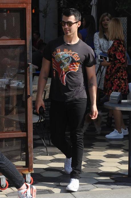 STYLE : Joe Jonas and his new vintage t-shirt