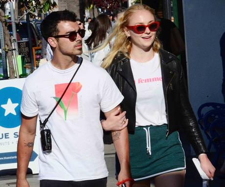 STYLE : Joe Jonas with a tulip