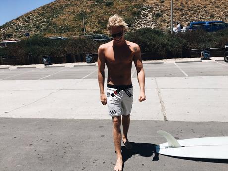 SPORT : Cody Simpson wearing  RVCA shorts