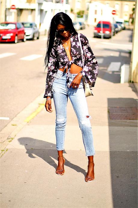 blouse-imprime-floral-crop-top-nouer-mom-jeans-sandales-transparentes