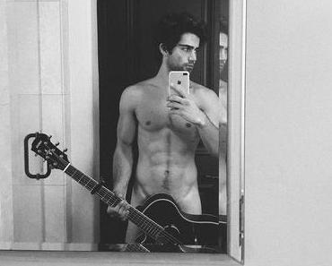 SEXY : What about a jam session with Max Ehrich ?