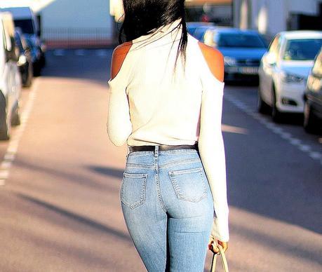 sexy-back-jeans-taille-haute-pull-epaules-denudees