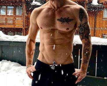CHRISTMAS 2017 : Ryan Phillippe shirtless in the snow