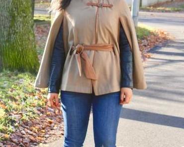 Rétro chic en manteau cape