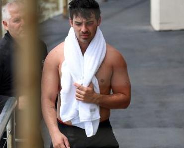 SEXY : Joe Jonas at the pool