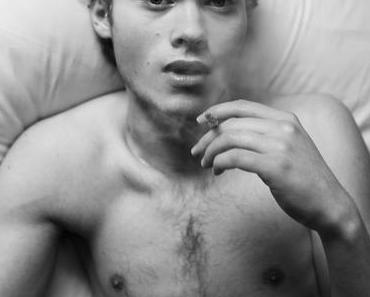SEXY : Jules Houplain fume au lit