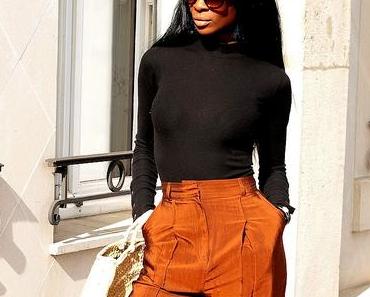 Panier rond en paille et pantalon ample