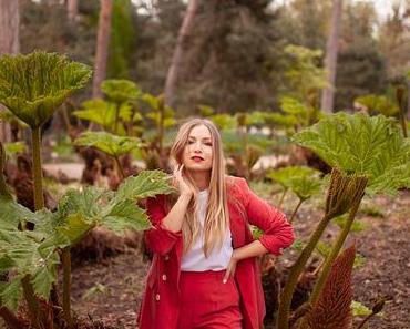 Le smoking rouge “living coral”, couleur Panthone 2019 !