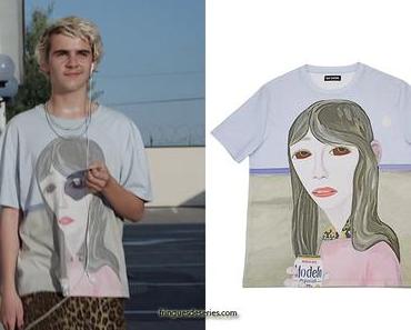 WE ARE WHO WE ARE : Fraser’s drinking girl print tee in S1E01
