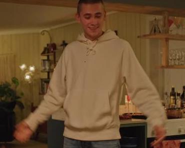 HOME FOR CHRISTMAS : Jonas’s yellow hoodie in S2E05