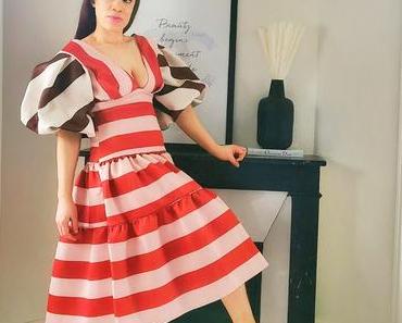 La robe mi-longue à manches bouffantes