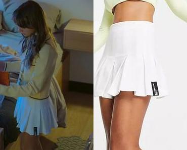 REBELDE : Jana’s white pleated mini tennis skirt in S1E07