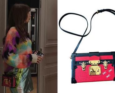 EMILY IN PARIS : Emily’s red leather handbag in S3E01